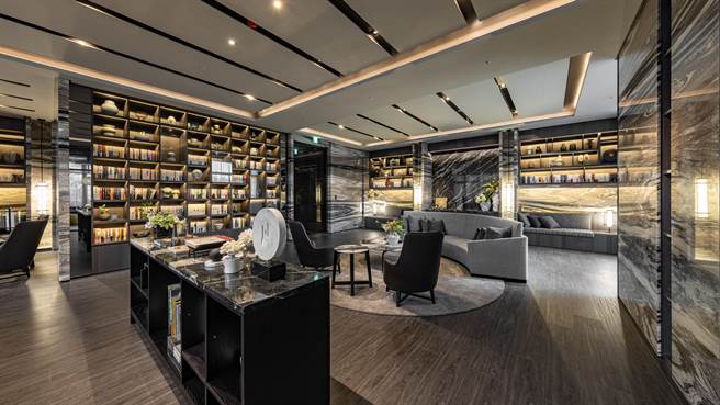 在家就能享受图书馆的书香薰陶！「冠德文心绽」打造公设「远见」图书馆。（冠德提供／卢金足台中传真）