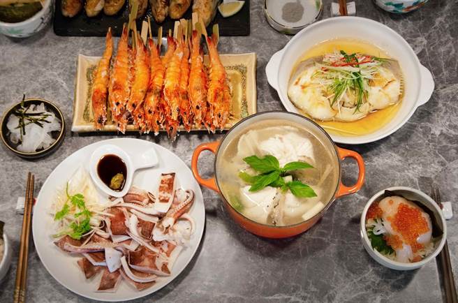 春大直「主廚市場CHEF-MARKET」首推閤豐本舖「鱻蝦常備組」、「鮭魚卵干貝組」懶人海鮮箱，8日至7月11日限時販售。（春大直主廚市場提供）