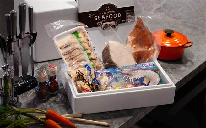 「鱻蝦常備組」、「鮭魚卵干貝組」海鮮懶人箱售價1550元。（春大直主廚市場提供）