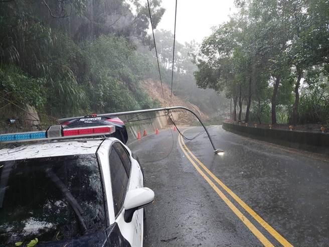 员警到场处理。（翻摄照片／李京升苗栗传真）
