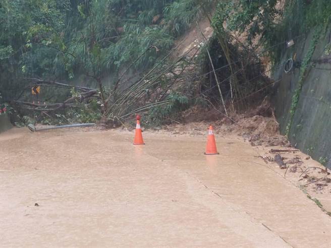 大雨导致土石掉落。（翻摄照片／李京升苗栗传真）