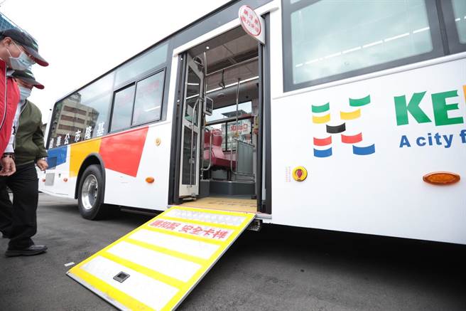 基隆市政府斥資百萬為市公車重新塗裝，乘客要求將錢拿來改善設備、漏水問題。（基隆市政府提供／陳彩玲基隆傳真）