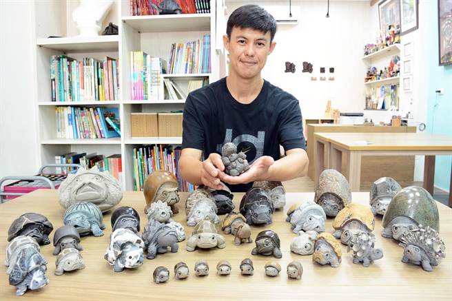 王思云5年雕出上千只石龟，逗趣模样已吸引不少国内外藏家抢收。（林和生摄）