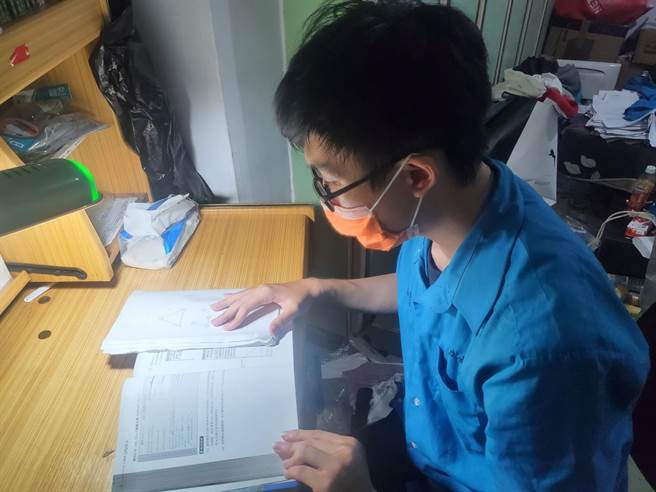 基中学生唐于田，学测前适逢家变，将存下的奖助学金都拿来支应亡父的医疗及丧葬费用都不够，但他考取了6间国立大学。（摘自国立基中脸书／张志康基隆传真）