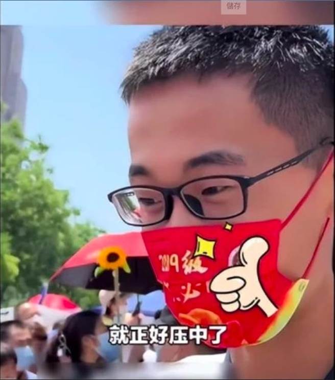 押中高考作文题，山东考生激动到语无伦次。（山东广播电视台新闻截图）