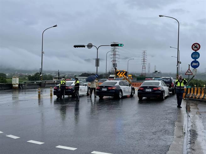 員警到場封鎖道路並指揮交通。（翻攝照片／李京昇苗栗傳真）