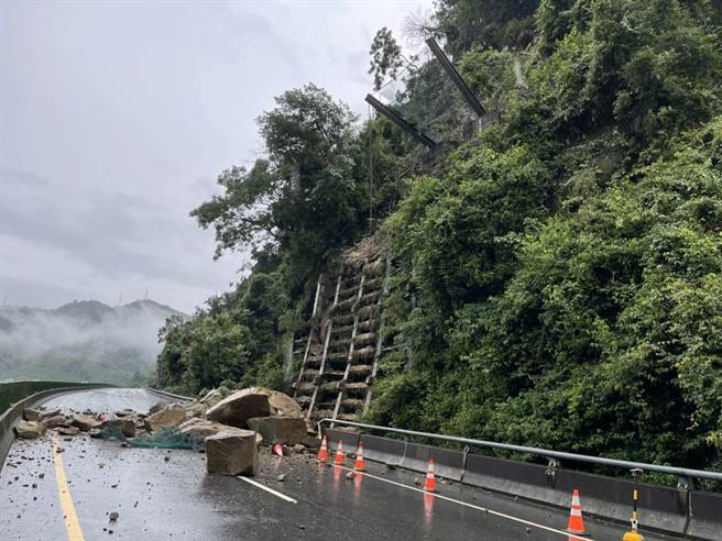 公館鄉台72線27.4公里發生邊坡山壁落石。（翻攝照片／李京昇苗栗傳真）