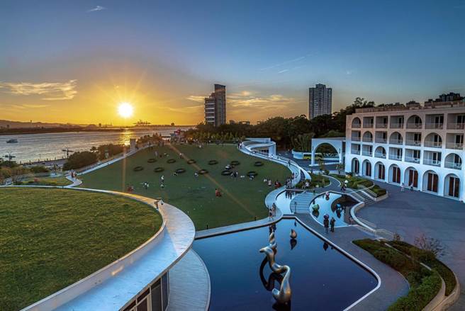 淡水将捷金郁金香酒店，每到日落时分可在空中花园欣赏晚霞。（HotelsCombined提供）