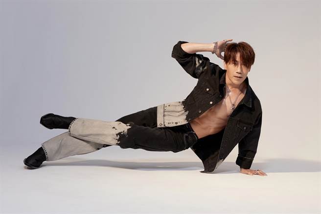 羅時豐為金曲奬拍攝全新形象照，秀出苦練多時的身材。(台視提供)