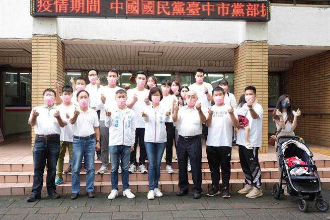 国民党籍邱爱珊欲参选台中第4选区市议员，7日早上前往台中市党部登记。（邱爱珊提供）