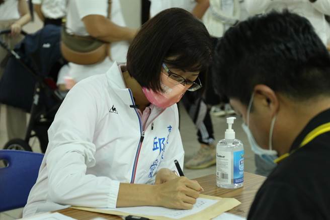 国民党籍邱爱珊欲参选台中第4选区市议员，7日早上前往台中市党部登记。（邱爱珊提供）