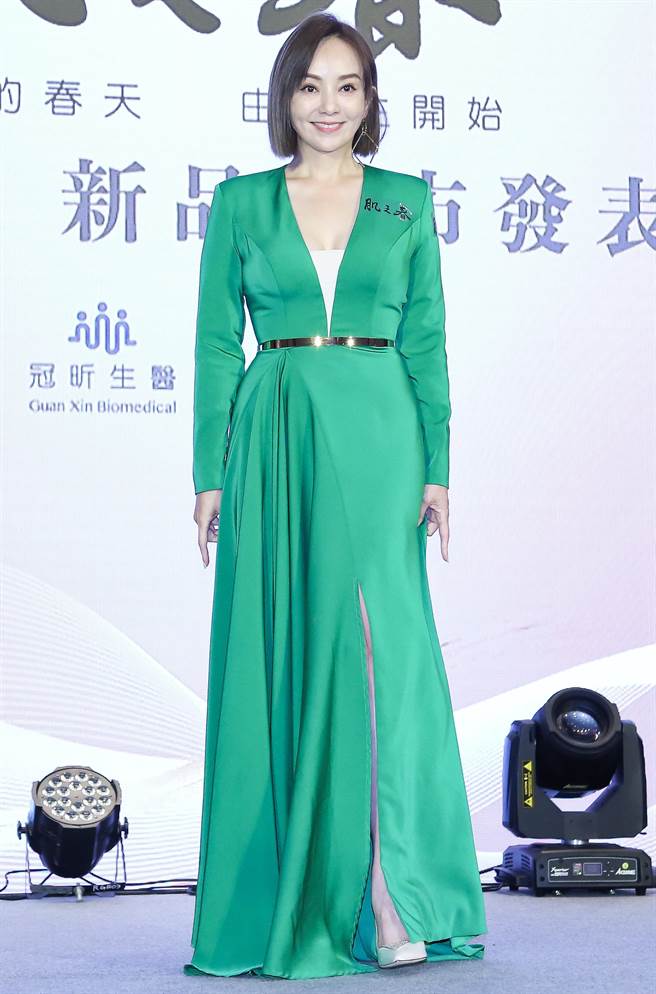 季芹亮丽出席抗老保养品记者会。（陈俊吉摄）