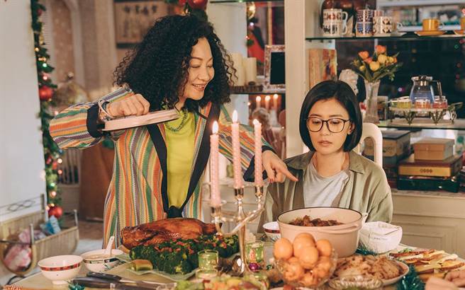 比莉（左）在《妈，别闹了！》拍戏现场与贾静雯互动经常被点开笑穴。（Netflix提供）