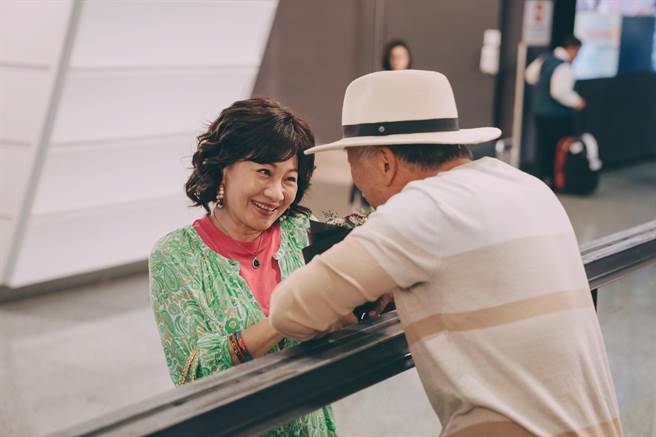 比莉在《妈，别闹了！》饰演丧夫后疯狂追爱的妈妈。（Netflix提供）