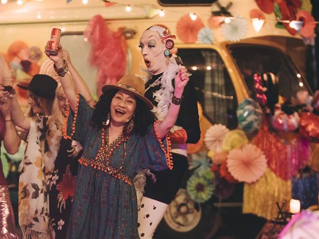 比莉在《妈，别闹了！》饰演丧夫后疯狂追爱的妈妈。（Netflix提供）