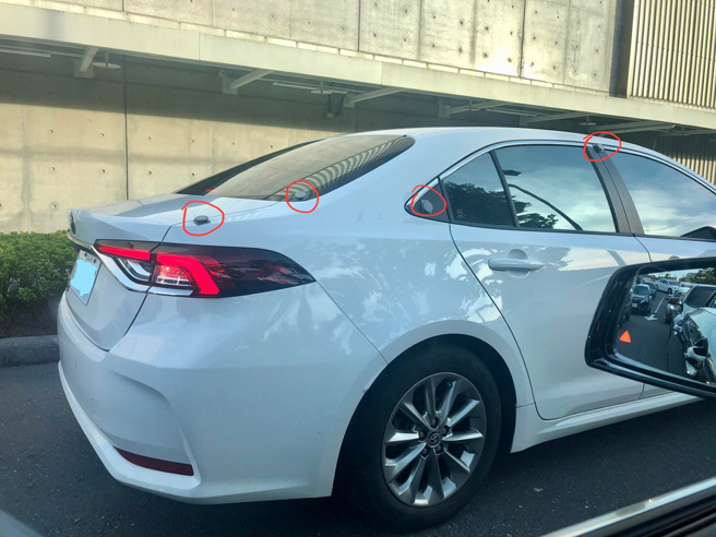 白色轿车黏了不少「马卡龙」，意外勾起老司机痛苦的回忆。（图／翻摄自脸书《爆废公社》）