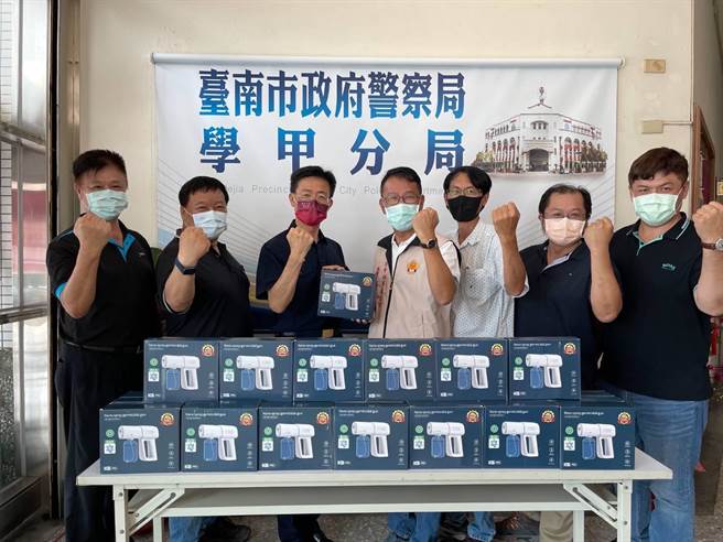 疫情严峻，台南市政府警察局学甲分局偕同大台南警察之友会学甲警友办事处成立「关怀小组」，并准备超澎湃的防疫关怀包。（警方提供／张毓翎台南传真）