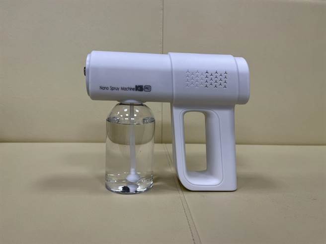 学甲警友办事处另购置当下最夯的「防疫酒精喷雾枪」给各内勤、外勤单位。（警方提供／张毓翎台南传真）