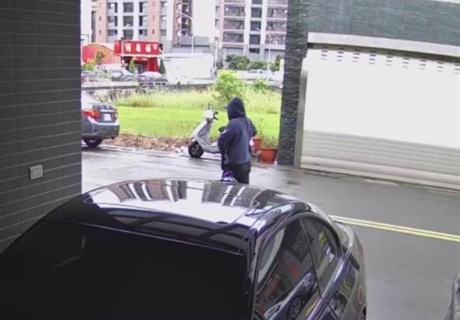 警方于4小时内，侦破持瓦斯空气枪强盗集邮社的陈嫌，警方带回正循线扩大侦办中。(民眾提供)