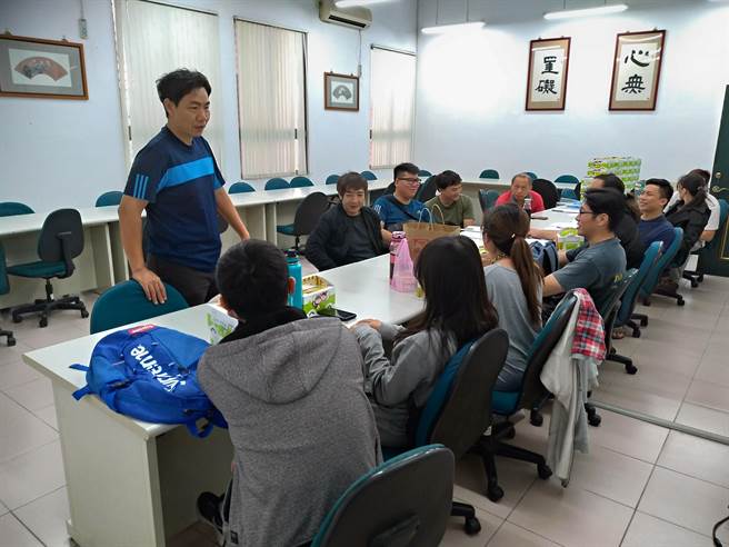 台南远东科技大学协助安置南荣科大学生时，多次与学生座谈，听取意见。（台南远东科技大学提供／刘秀芬台南传真）