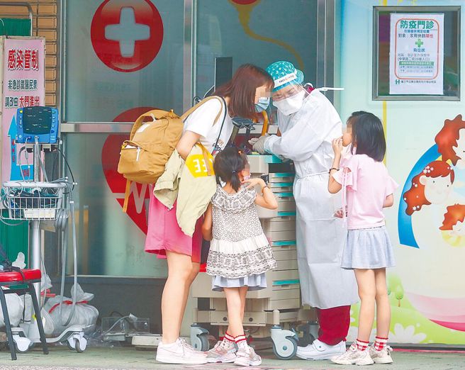 中重症新增344例 ，其中兒童重症大增3例。圖為一名患者在救護人員協助下送往急診搶救。（資料照 張鎧乙攝）