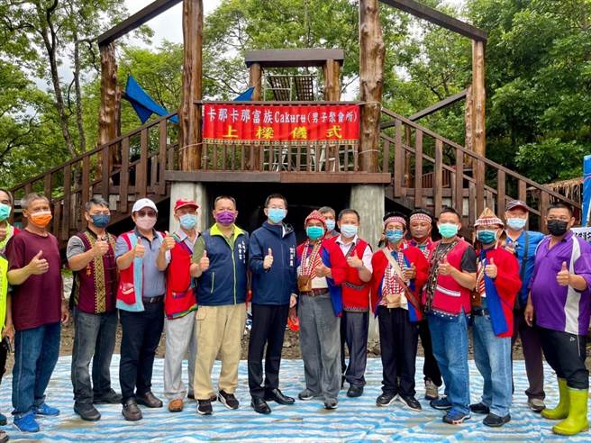 卡那卡那富族祭儀場進行整修，今日舉辦上樑儀式。(高雄市原民會提供／林雅惠高雄傳真)
