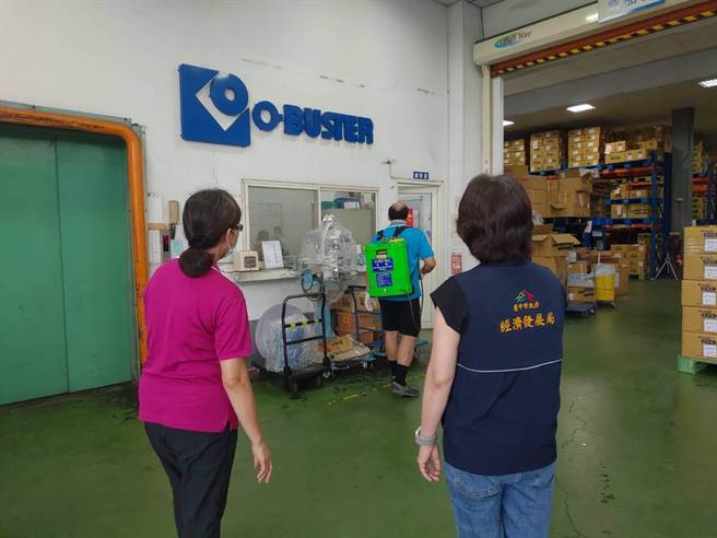 霧峰區「小嵩無氧化學」遭爆缺工召回快篩陽員工趕工引爆廠內群聚感染，台中市經發局7日再到該公司稽查。（台中市經發局提供／馮惠宜台中傳真）