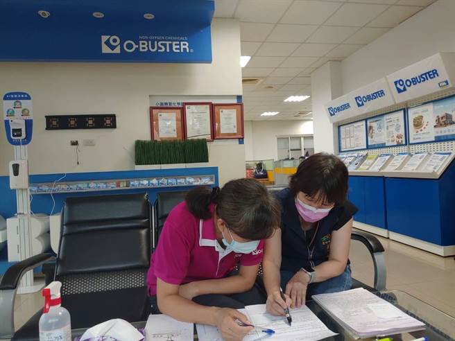 霧峰區「小嵩無氧化學」遭爆缺工召回快篩陽員工趕工引爆廠內群聚感染，台中市經發局7日再到該公司稽查。（台中市經發局提供／馮惠宜台中傳真）