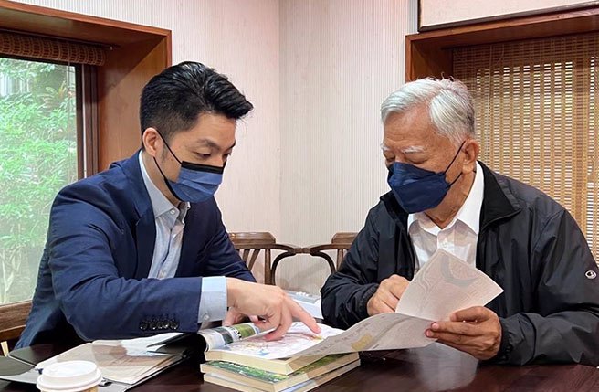 國民黨台北市長參選人蔣萬安（左）7日向前台北市長黃大洲（右）請益。（蔣萬安立委辦公室提供／張立勳台北傳真）