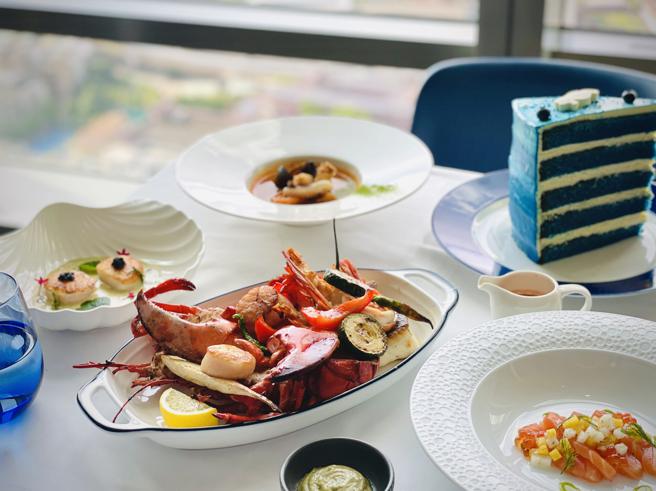 海鲜控必点的大份量澎派拼盘「双人火烤海鲜盘」。（SEA TO SKY提供）
