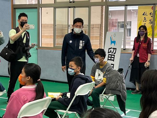 金瑞龙呼吁补足儿童重症专责医师人力。（金瑞龙办公室提供）