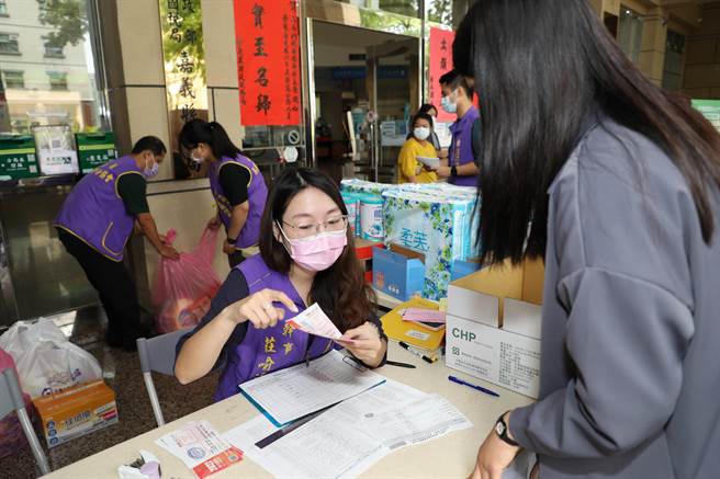 嘉义县物资银行规画7月至12月在梅山乡、义竹乡推出第1阶段待用餐券服务，预计可嘉惠6000人次弱势朋友。（吕妍庭摄）