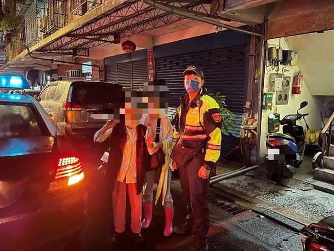 海山分局員警協助迷途的陳姓老翁返家。（警方提供）
