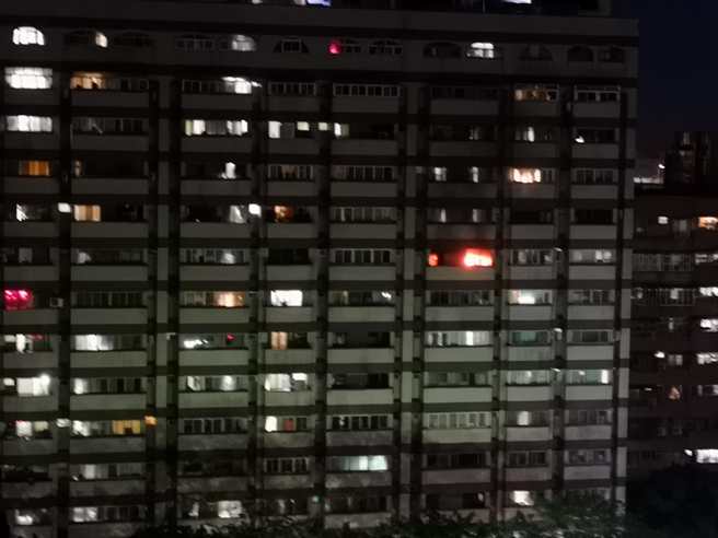 八里区一处民宅在今(7)日晚间传出气爆，当时有民居听到有爆炸声，目前传出疑似有人受困，消防队已派出高达23辆车前往救灾。（翻摄自脸书八里）
