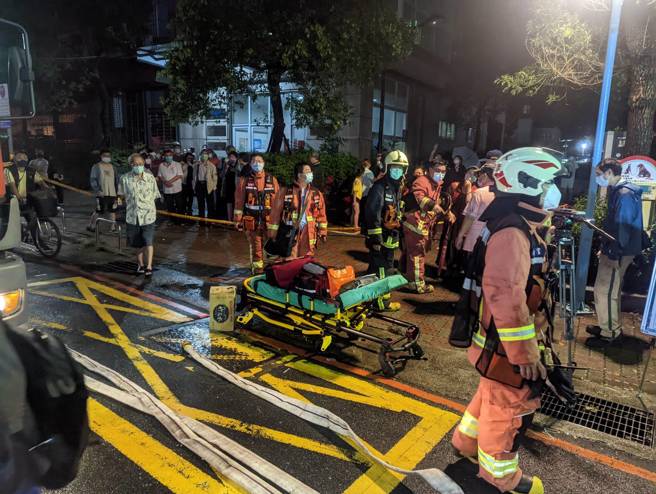 八里区一处民宅在今(7)日晚间传出气爆，当时有民居听到有爆炸声，目前传出疑似有人受困，消防队已派出高达23辆车前往救灾。（黄敬文摄）
