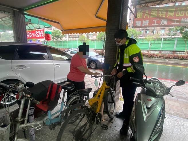 警方將遭竊腳踏車發還被害人。（警方提供）