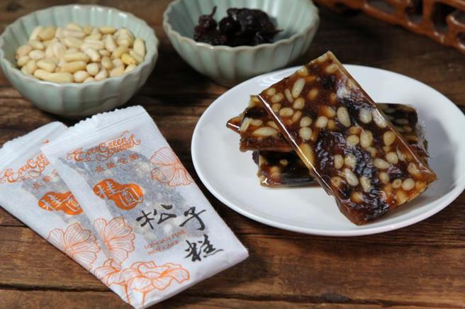 （长荣空厨「桂圆松子糕」遵循古法炼制，採用麦芽糖、龙眼、松子融制而成，糕体软Q不黏牙，创造出让人回味无穷的味蕾记忆，荣获2022年度国际风味暨品质评鑑所「风味绝佳奖章」殊荣。图／长荣空厨提供）