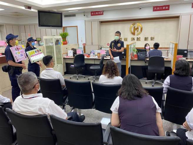 桃園市大園分局組成反詐騙宣導團，前往金融機構巡迴宣講。（大園分局提供／蔡明亘桃園傳真）