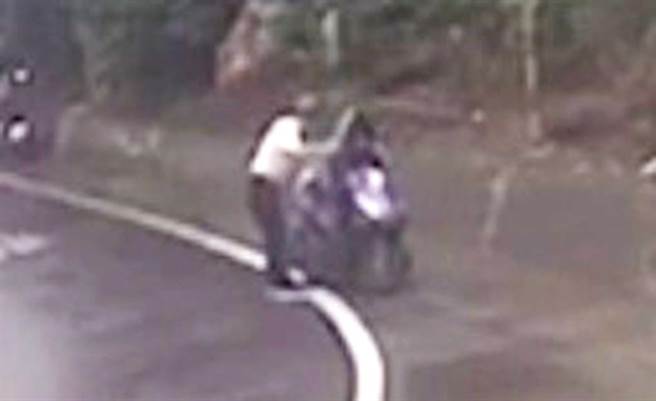 警方发现陈嫌在鹿寮偏僻山路转弯处，挂上车牌并脱下犯案时所穿的帽Ｔ变装。(民眾提供)