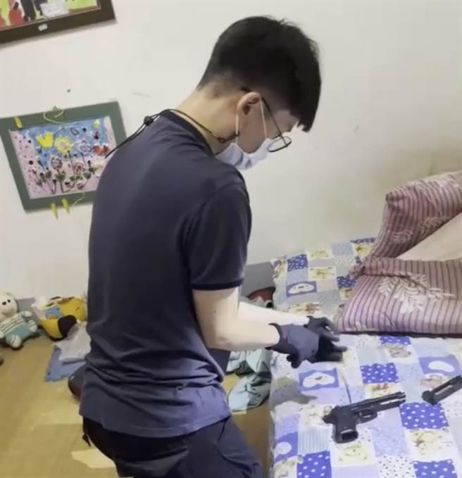警方在陈嫌沙鹿住处，当场起获1把作案用的瓦斯空气枪。（民眾提供）