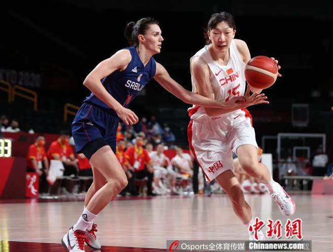 2米07姑娘想成为最好的自己！韩旭WNBA追梦之旅。图为东京奥运会上韩旭（右）运球突破。（Osports全体育图片社）