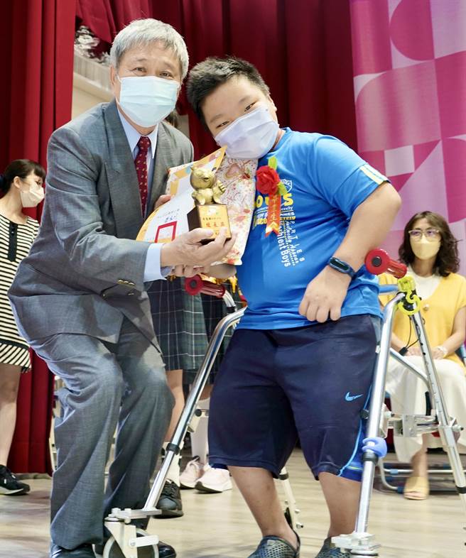 总统教育奖得主李冠郁6日自中山国小毕业，从校长萧木川手中接受校长奖。（中山国小提供）