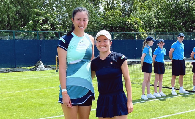 詹皓晴（左）、青山修子在诺丁汉女网赛双打首轮直落二获胜。（刘雪贞提供）