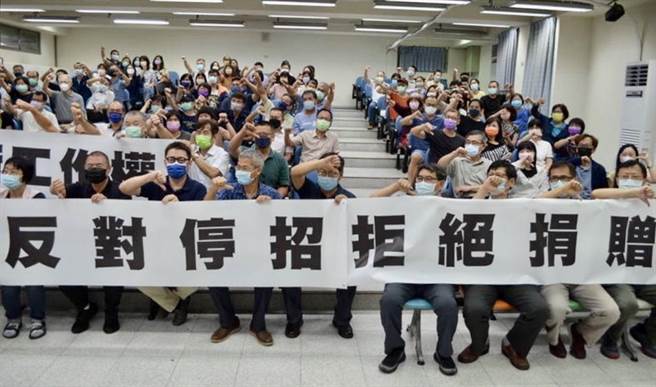 南開科大研議捐贈給暨南大學，教職員工7日舉白布條抗議。（南開科大教職員工權益促進會提供／廖志晃南投傳真）