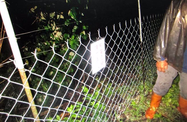 高雄市甲仙区44岁吕姓男子下午出门去巡视自家芒果园，疑似误触电网导致死亡。(警方提供)