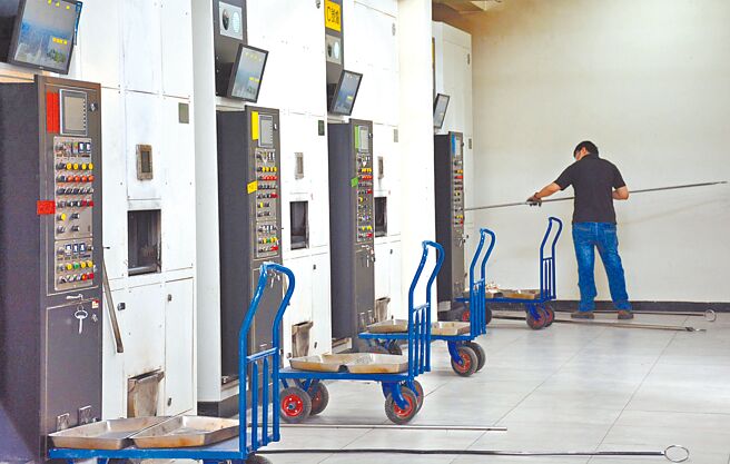 礼仪师吕古萍指出，就算确诊遗体免24小时火化，但只要无法寄存或放入冰柜，就无法克服大体腐败的问题。图中人物与新闻事件无关。（示意图／本报资料照）