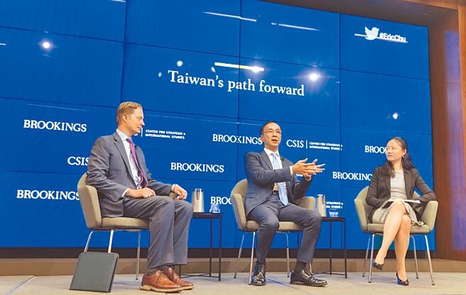 国民党主席朱立伦（中）于华府智库布鲁金斯研究院举行公开座谈会。（摘自朱立伦脸书粉丝专页）