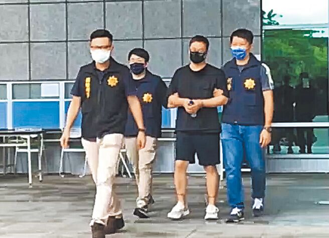 美國FBI駐台聯絡官Nicholas J. Garcia錄影感謝台灣執法單位協助，台美共破300萬美金的加密貨幣強盜案，逮捕華裔美籍嫌犯張天澤（右二），已押解回美國調查。（刑事局提供／胡欣男台北傳真）