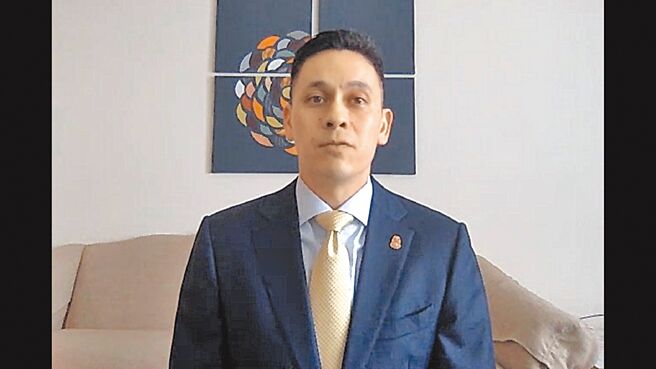 美國FBI駐台聯絡官Nicholas J. Garcia（見圖）錄影感謝台灣執法單位協助，台美共破300萬美金的加密貨幣強盜案，逮捕華裔美籍嫌犯張天澤，已押解回美國調查。（刑事局提供／胡欣男台北傳真）