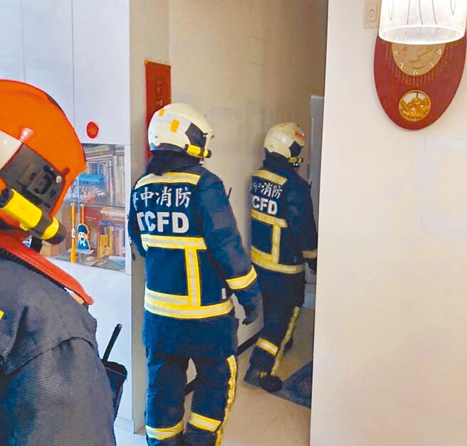 台中今年4月发生一起弒亲悲剧，曾罹患双向情绪障碍症的陈嫌向母亲讨零用金未果，愤而持刀杀母致死。警消赶往破门才发现悲剧。（本报资料照片）